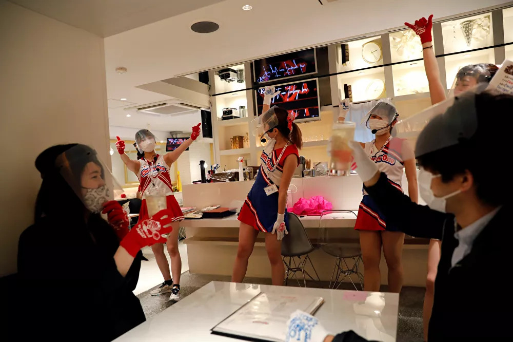 Tokyo’da bir restoranda garsonlar ponpon kız köstümleriyle servis yapıyor - Resim: 4