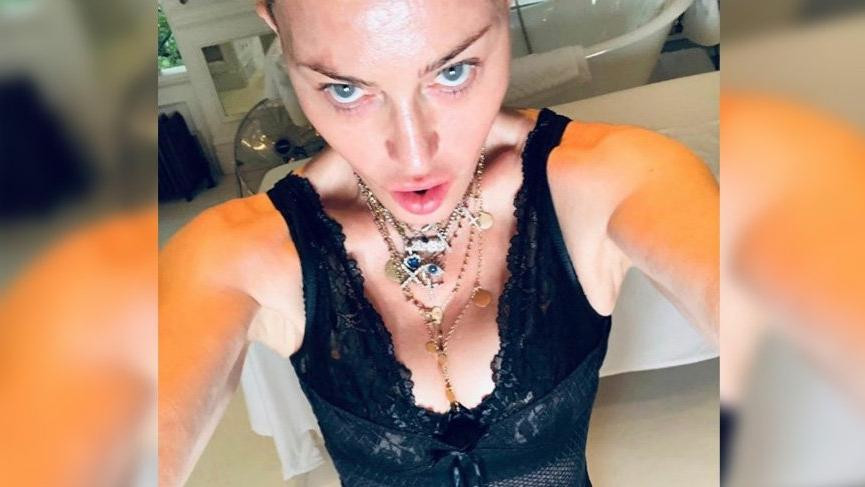 Madonna banyoda yaptığı selfie ile kalçalarını gösterdi - Resim: 1