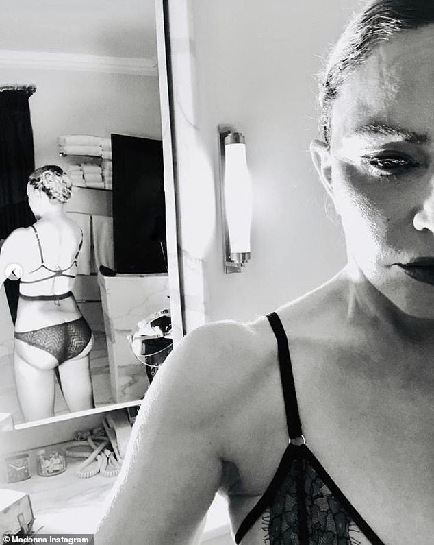 Madonna banyoda yaptığı selfie ile kalçalarını gösterdi - Resim: 3
