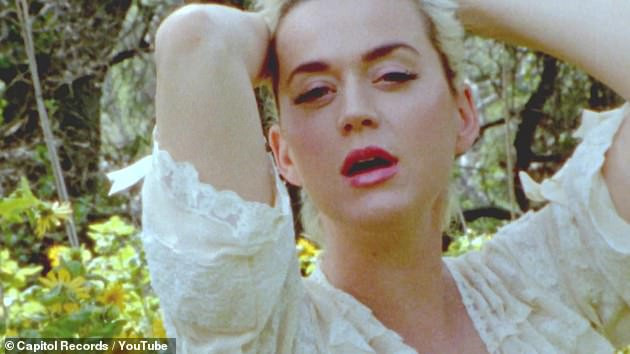 Ünlü şarkıcı Katy Perry hamile haliyle soyundu - Resim: 2