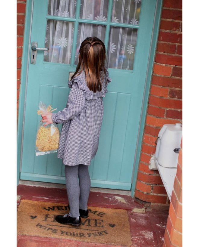 5 yaşındaki Küçük Prenses'ten örnek davranış: Kapı kapı makarna dağıttı! - Resim: 4
