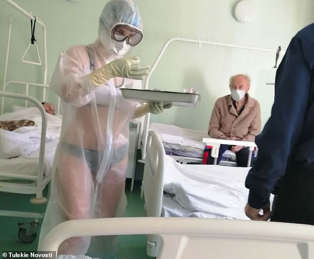 Rus hemşirenin koronavirüs hastalarını yarıçıplak tedavi etmesi olay oldu - Resim: 1