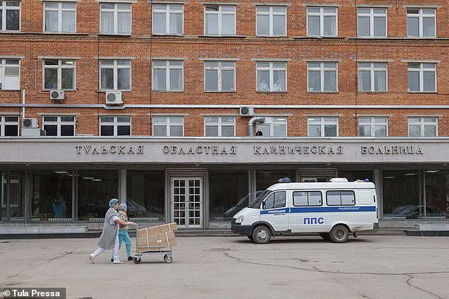 Rus hemşirenin koronavirüs hastalarını yarıçıplak tedavi etmesi olay oldu - Resim: 3