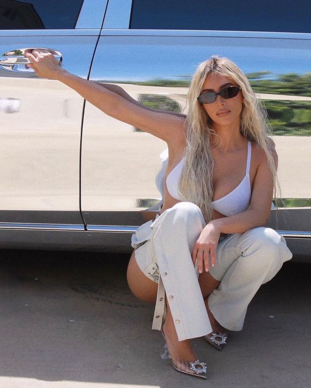Kim Kardashian seksi beyaz kovboy elbisesiyle poz verdi - Resim: 1
