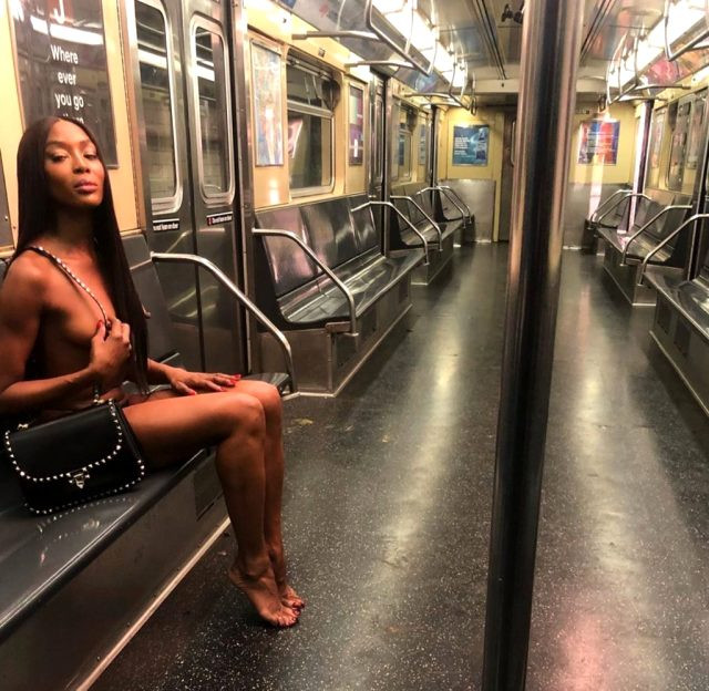 Naomi Campbell, metroda çıplak pozlar verdi - Resim: 1