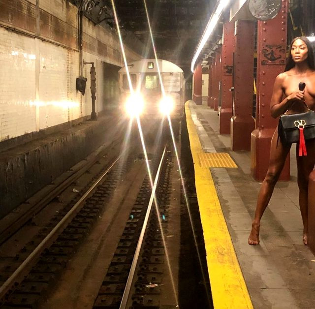Naomi Campbell, metroda çıplak pozlar verdi - Resim: 3