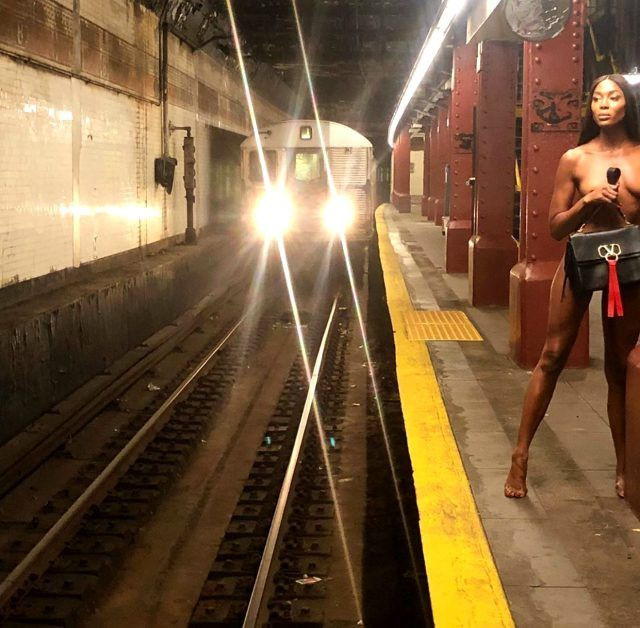 Naomi Campbell'dan büyük ayıp: Metroya maskesiz bindi - Resim: 1