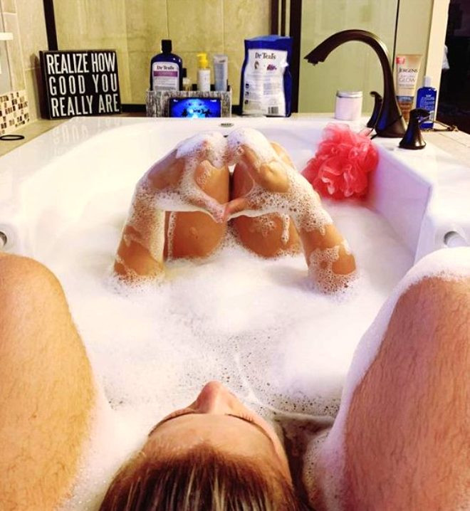 Paige VanZant önce eşiyle soyundu sonra banyo yaptığı anları paylaştı - Resim: 2