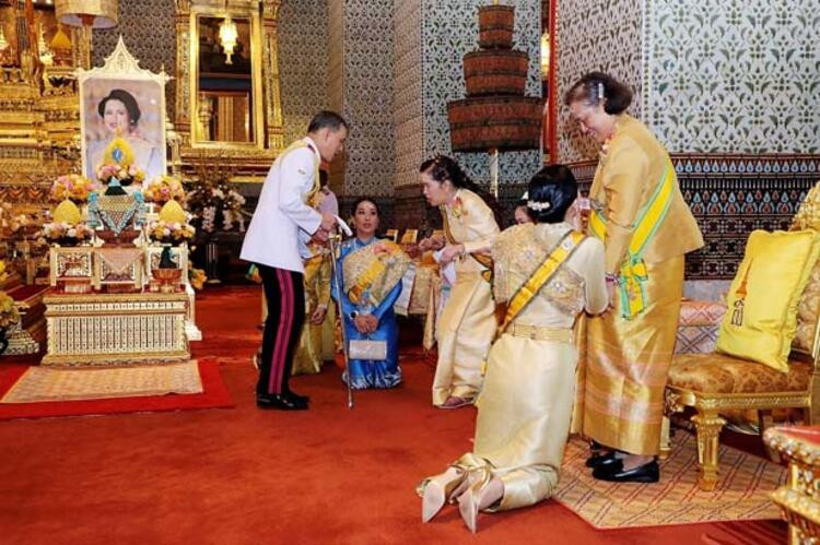 Hareminde 20 cariyesi var: Tayland Kralı Maha bunu da yaptı - Resim: 3