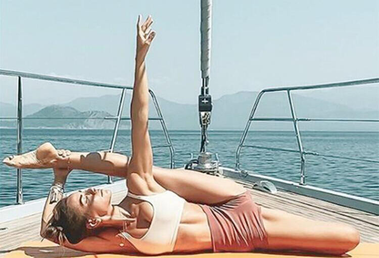 Zeynep Tokuş teknede yoga yaptı - Resim: 2