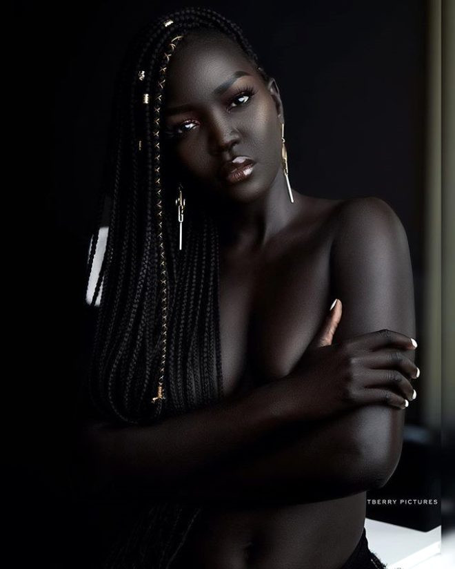 Karanlığın Kraliçesi ünlü model Nyakim Gatwech, üstsüz pozuyla nefes kesti - Resim: 4