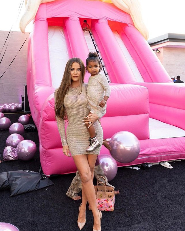 Khloe Kardashian virüsü hiçe sayarak doğum günü partisi verdi - Resim: 2