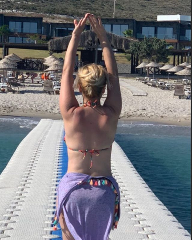 46 yaşındaki Songül Karlı bikinili pozlarıyla genç kızlara taş çıkarttı - Resim: 1