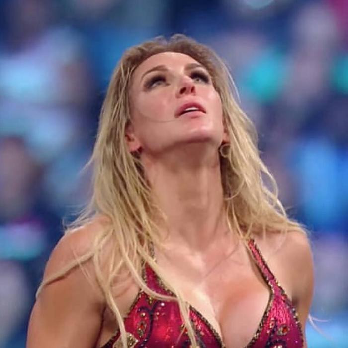 Charlotte Flair silokonları patladığı için ringe çıkamayacak! - Resim: 3