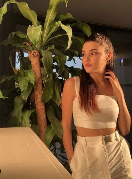 Hande Erçel leopar desenli bikini pozlarıyla mest etti - Resim: 4