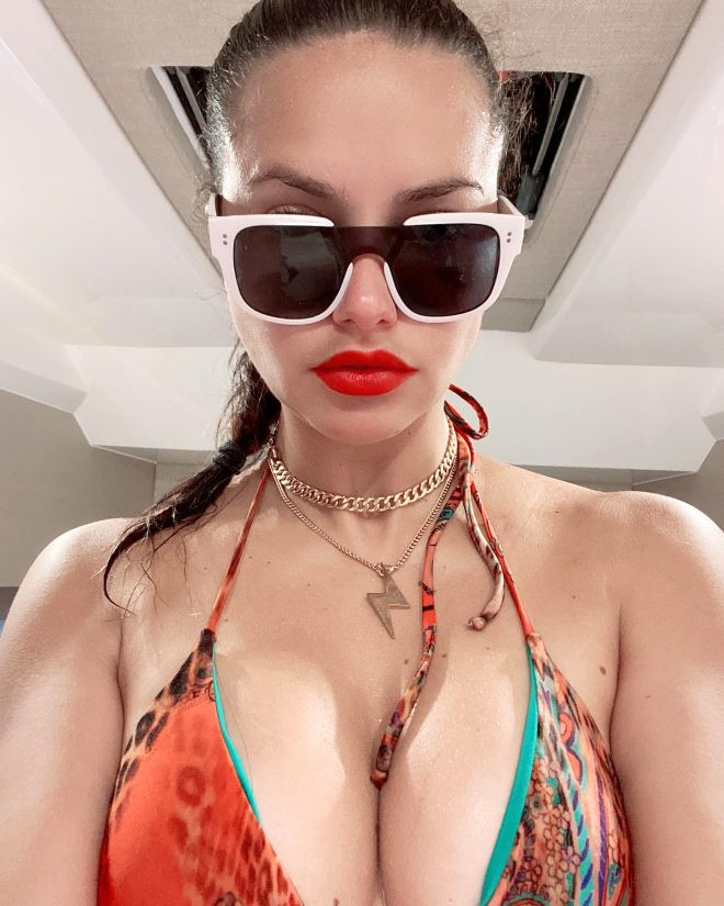 Adriana Lima tatil sezonunu bikinili selfie pozuyla açtı - Resim: 2