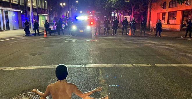 Çırılçıplak yolun ortasına oturan kadın göstericiyi gören polisler geri çekildi - Resim: 1