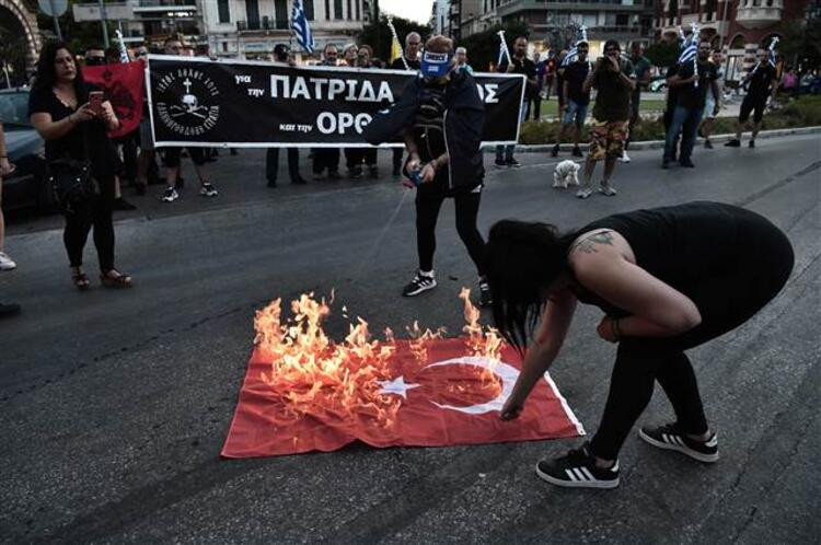 Yunanistan'dan skandal görüntüler! Türk Bayrağı'nı yaktılar - Resim: 1