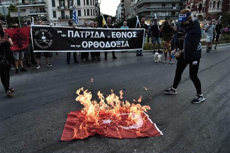 Yunanistan'dan skandal görüntüler! Türk Bayrağı'nı yaktılar - Resim: 2