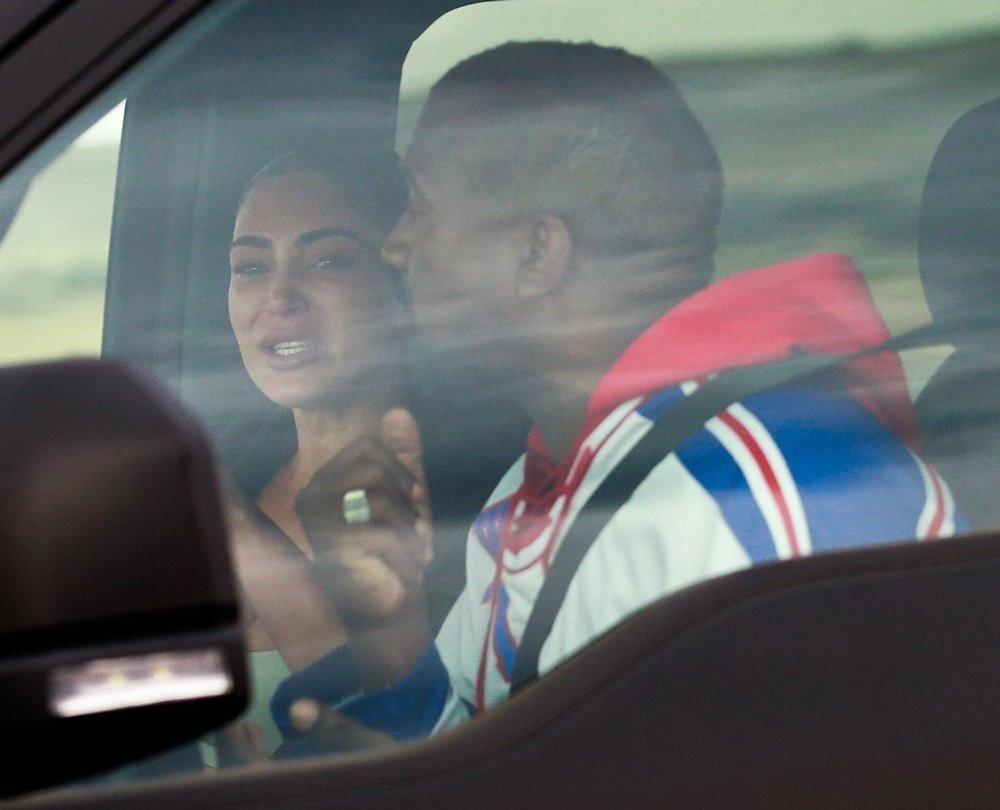 Kim Kardashian, Kanye West’in arabasında ağlarken görüntülendi! - Resim: 2