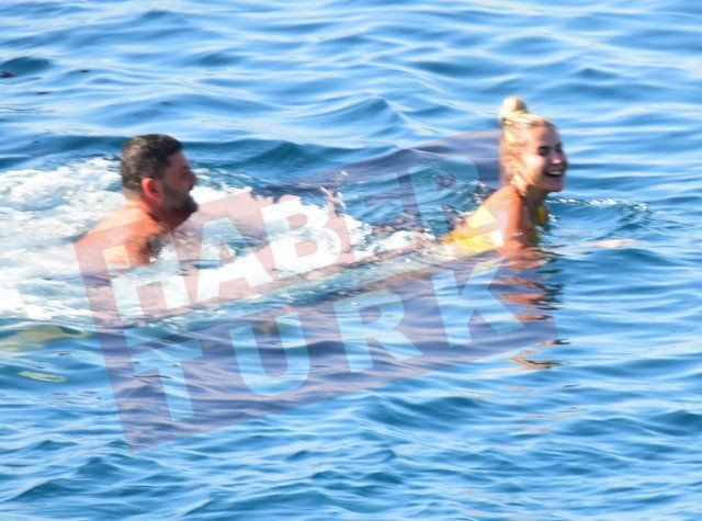 Ece Erken ve Şafak Mahmutyazıcıoğlu denizde aşka geldi - Resim: 2