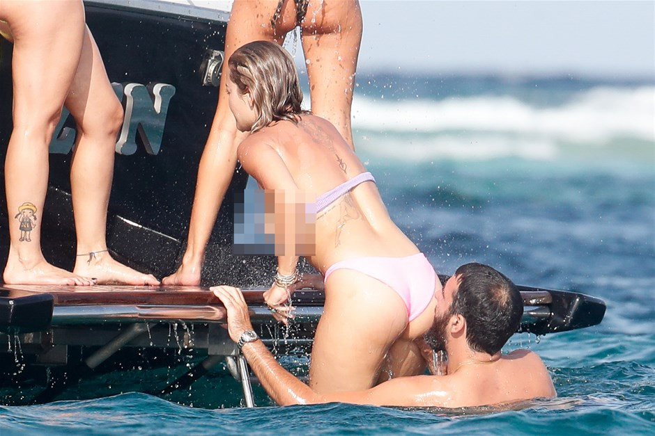 Rita Ora'nın bikinisi düştü göğüs frikiği olay oldu - Resim: 2