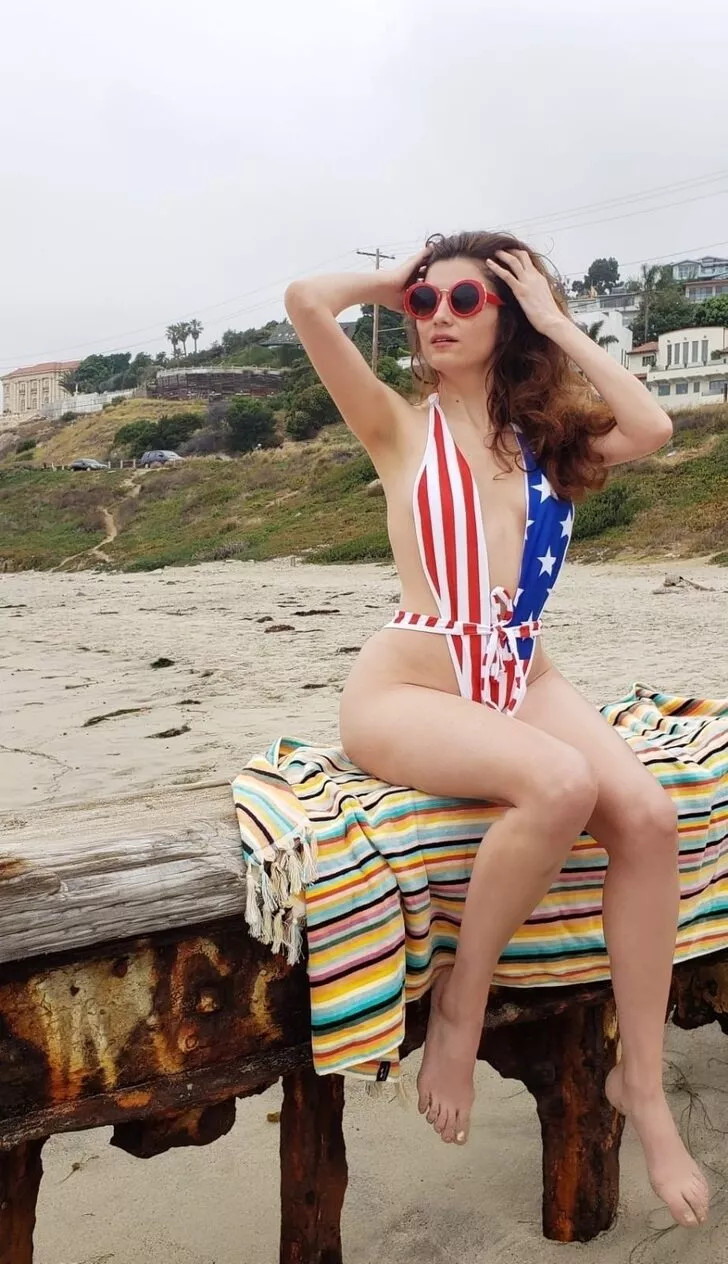 Ünlü model Amerika'nın bağımsızlık gününü seksi bikinisiyle kutladı - Resim: 1