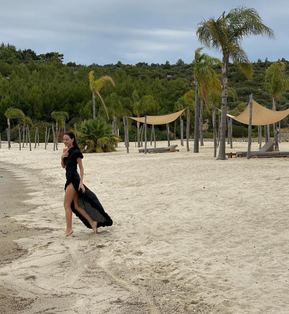 Doktorlar dizisinin Ela'sı Yasemin Özilhan derin yırtmaçlı elbisesiyle plajda yıktı geçti - Resim: 2
