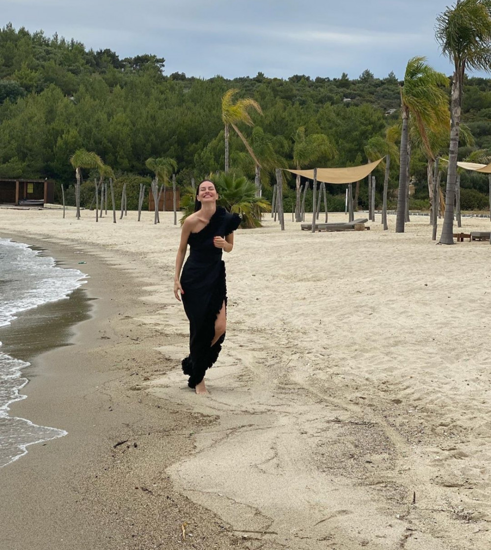 Doktorlar dizisinin Ela'sı Yasemin Özilhan derin yırtmaçlı elbisesiyle plajda yıktı geçti - Resim: 3