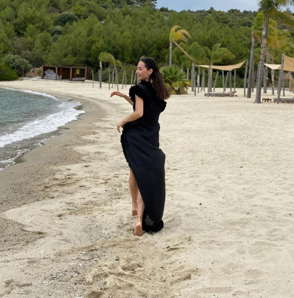 Doktorlar dizisinin Ela'sı Yasemin Özilhan derin yırtmaçlı elbisesiyle plajda yıktı geçti - Resim: 4