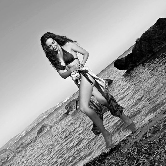 Hercai'nin Reyyan'ı Ebru Şahin bikinili pozlarıyla yıktı geçti - Resim: 2