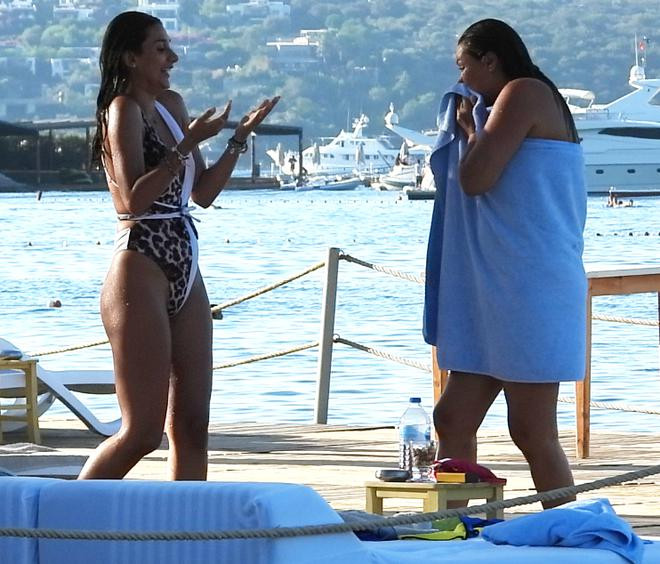 Tuğba Altıntop ve kızı Şevval El Roman plajın gözdesi oldu - Resim: 2