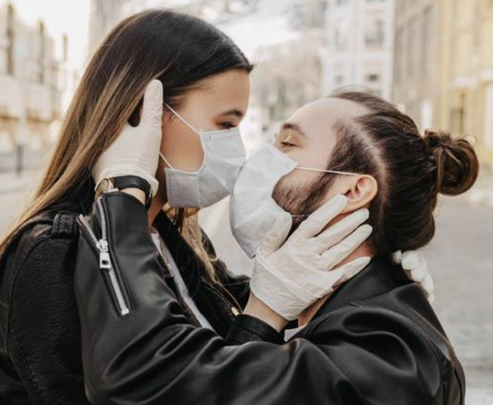 İngiliz cinsel sağlık vakfı uyardı: Cinsel ilişkide maske kullanın! - Resim: 4
