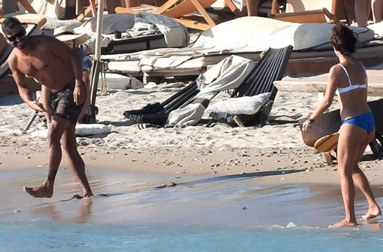 Özge Özpirinçci bikinisini plajda değiştirdi - Resim: 2