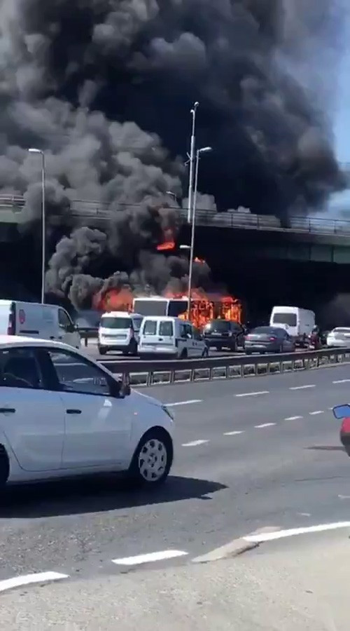 Bakırköy İncirli durağında metrobüs cayır cayır yandı! - Resim: 2