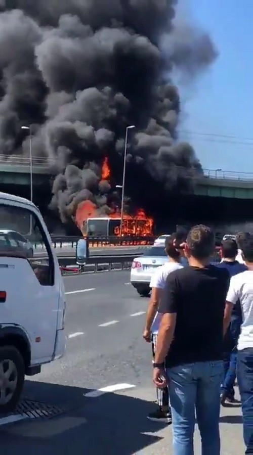 Bakırköy İncirli durağında metrobüs cayır cayır yandı! - Resim: 3
