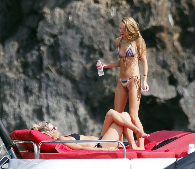 46 yaşındaki Kate Moss, bikinili haliyle genç kızlara taş çıkarttı! - Resim: 1
