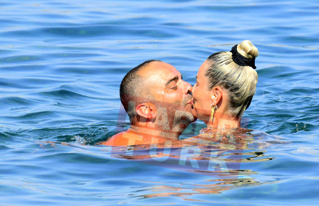 Eski Fenerbahçeli Semih eşiyle denizde öpüşürken görüntülendi - Resim: 1