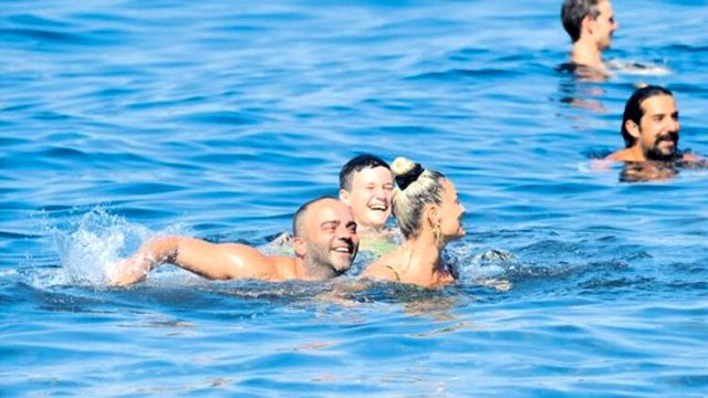 Eski Fenerbahçeli Semih eşiyle denizde öpüşürken görüntülendi - Resim: 2