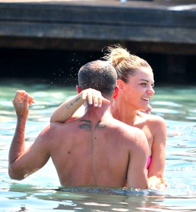 Eski Fenerbahçeli Semih eşiyle denizde öpüşürken görüntülendi - Resim: 3