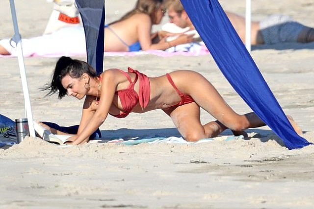 Emily Ratajkowski kırmızı bikinisiyle plajı yaktı - Resim: 3