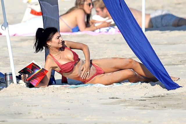 Emily Ratajkowski kırmızı bikinisiyle plajı yaktı - Resim: 4