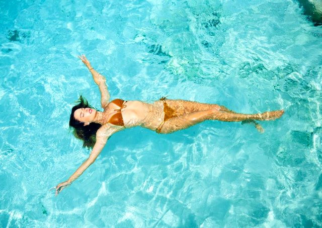 Alessandra Ambrosio, turuncu bikinisiyle nefes kesti! - Resim: 1