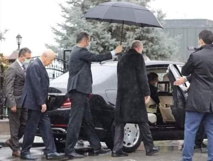 Bahçeli'nin Erdoğan'ın Arkasında Yağmurdan Islanması Medyanın Gündeminde - Resim: 3