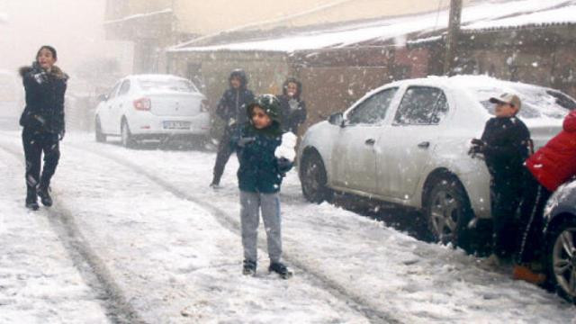 Yoğun Kar Yağışı Devam Ediyor, İstanbul Beyaza Büründü - Resim: 3