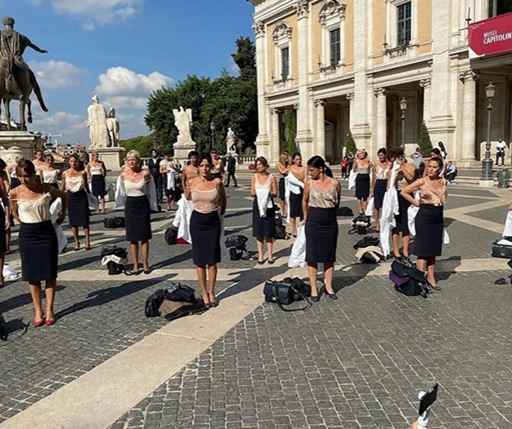 Hosteslerden Çaprıcı Protesto: Meydanda Soyundular! - Resim: 4