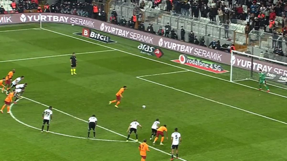 Duayen Hakemlerden Galatasaray'ın Penaltısı Tekrar Edilmeliydi Yorumu - Resim: 2