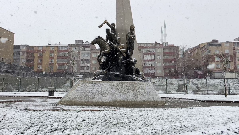 İstanbul Kar Yağışıyla Beyaza Büründü - Resim: 3