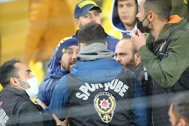 Protestoların Damga Vurduğu Maçta Fenerbahçe İlk Yarıyı Galibiyetle Bitirdi - Resim: 4