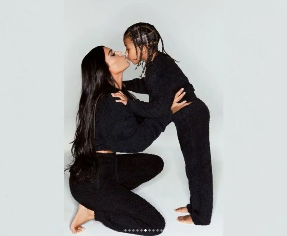 Kim Kardashian Ve Ailesinden Noel Kutlaması - Resim: 2